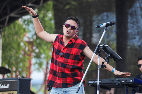 Pentolan grup musik D.O.T, Eza Yayang saat tampil di The 90's Festival 2024 di Gambir Expo Kemayoran, Jakarta, Minggu (11/8/2024). Foto: Iqbal Firdaus/kumparan