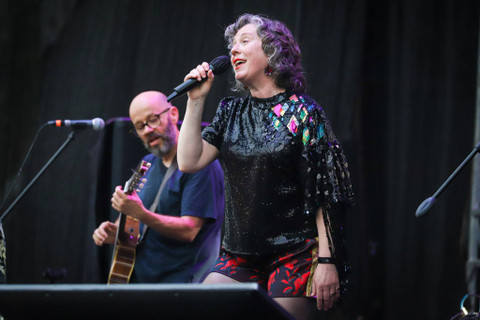 Grup musik Indie Pop asal Australia Frente! tampil di The 90's Festival 2024 di Gambir Expo Kemayoran, Jakarta, Minggu (11/8/2024). Foto: Iqbal Firdaus/kumparan