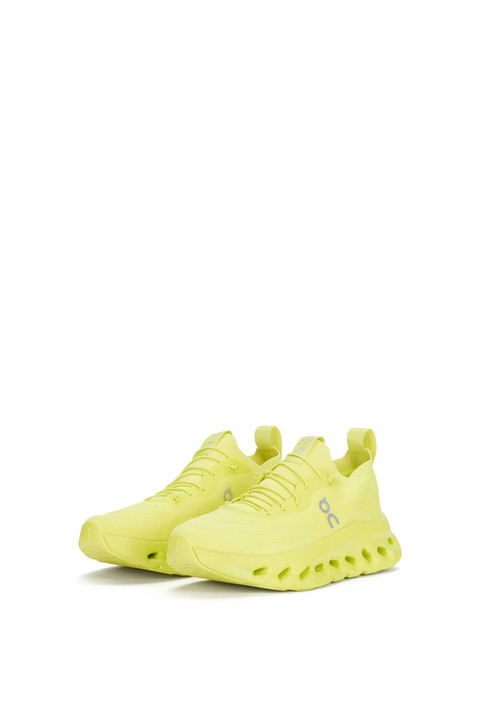 Kolaborasi LOEWE x On menampilkan sneakers Cloudtilt 2.0 yang dirancang khusus untuk para penikmat fashion dan olahraga. Foto: LOEWE