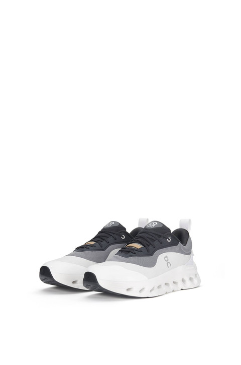 Kolaborasi LOEWE x On menampilkan sneakers Cloudtilt 2.0 yang dirancang khusus untuk para penikmat fashion dan olahraga. Foto: LOEWE