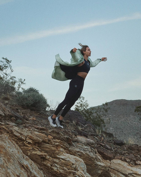 Kolaborasi LOEWE x On menampilkan sneakers Cloudtilt 2.0 yang dirancang khusus untuk para penikmat fashion dan olahraga. Foto: LOEWE
