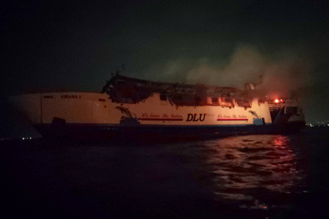Api membakar KM Kirana 1 yang berlabuh jangkar di perairan Tanjung Emas Semarang, Jawa Tengah, Minggu (11/8/2024). Foto: Suryo Wicaksono/ANTARA FOTO