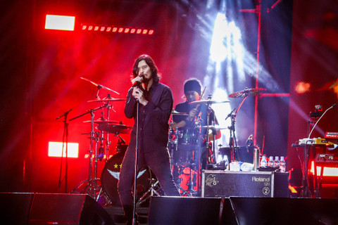 Grup musik Dewa 19 feat Virzha tampil di The 90's Festival 2024 di Gambir Expo Kemayoran, Jakarta, Minggu (11/8/2024). Foto: Iqbal Firdaus/kumparan