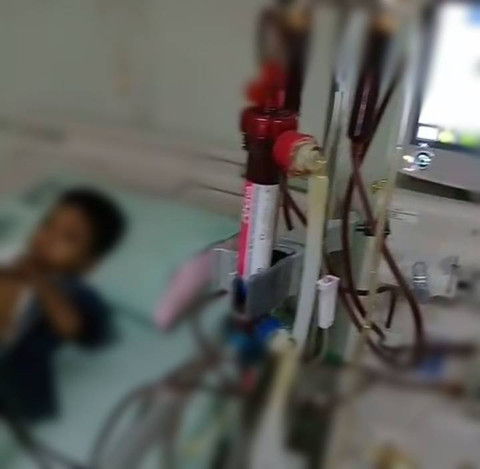 Yusuf saat menjalani cuci darah di RSUD Dr Soetomo Surabaya. Foto: Dok. pribadi