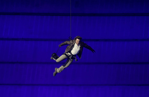 Aktor Tom Cruise melompat dari atap selama upacara penutupan Olimpiade Paris 2024 di Stade de France, Saint-Denis, Prancis, Minggu (11/8/2024). Foto: PHIL NOBLE/REUTERS