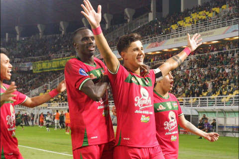 Kapten Persebaya Bruno Moreira (mengangkat tangan) usai mencetak gol ke gawang PSS Sleman, MInggu (11/8) malam. Foto: Dok, Basra