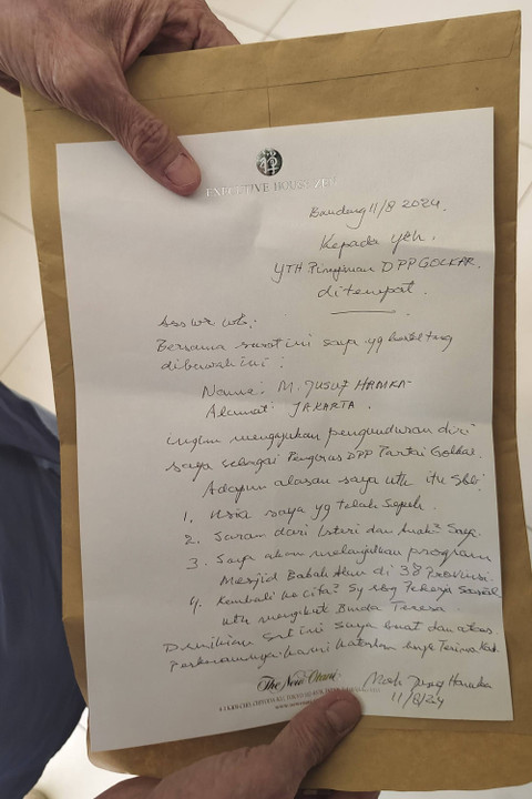 Isi surat pengunduran diri Jusuf Hamka dari Partai Golkar, Jakarta, Senin (12/8/2024). Foto: Fadlan Nuril Fahmi/kumparan