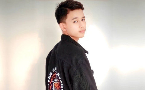 Musisi sekaligus influencer muda, Muhammad Syawalian Adha, meluncurkan sebuah single terbaru berjudul 'Sepi Sendiri' di Jakarta, Senin (12/8/2024).  Foto: Dok. Istimewa