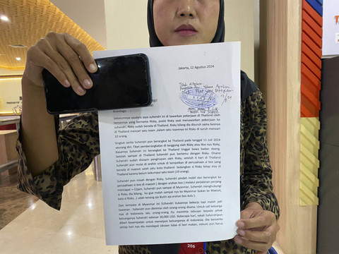 Sepupu korban penipuan dan penyekapan tenaga kerja di Myanmar berinisial SA (27), Yohana (35) menunjukan surat Dumas di Bareskrim Polri pada Senin (12/8/2024). Foto: Abid Raihan/kumparan