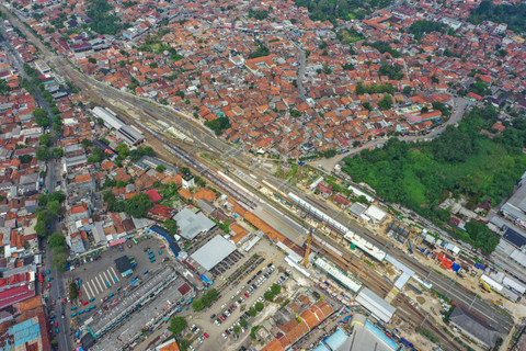 Foto udara pengerjaan proyek perluasan Stasiun Kereta Api (KA) Rangkasbitung, Banten, Senin (12/8/2024). Foto: Galih Pradipta/ANTARA FOTO