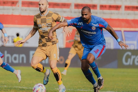 Dewa United melawan Arema FC pada pertandingan Liga 1, Senin (12/8/2024). Foto: Instagram/@dewaunitedfc