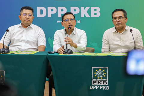 Sekretaris Panitia Muktamar PKB Zainul Munasichin (tengah) memberikan keterangan pers Muktamar ke-6 PKB di DPP PKB, Senin (12/8/2024). Foto: Iqbal Firdaus/kumparan