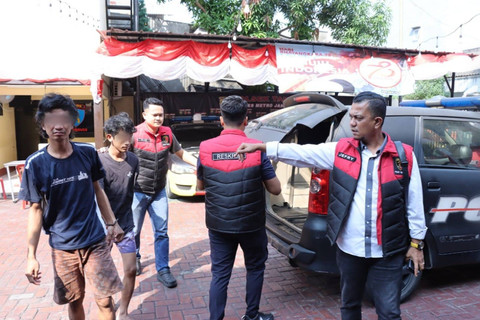 Polsek Tambora menangkap dua pelaku pencuri motor yang sudah 15 kali beraksi di Tambora. Foto: Dok. Istimewa