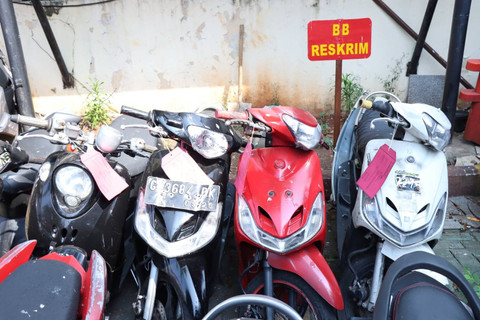 Polsek Tambora menangkap dua pelaku pencuri motor yang sudah 15 kali beraksi di Tambora. Foto: Dok. Istimewa