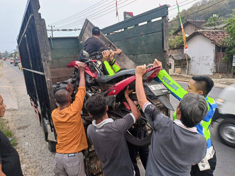 Kendaraan sepeda motor yang terlibat kecelakaan di Jalan Lintas Barat Sumatera, tepatnya depan SPBU Wates, Gadingrejo, Pringsewu. | Foto: Dok Humas Polres Pringsewu