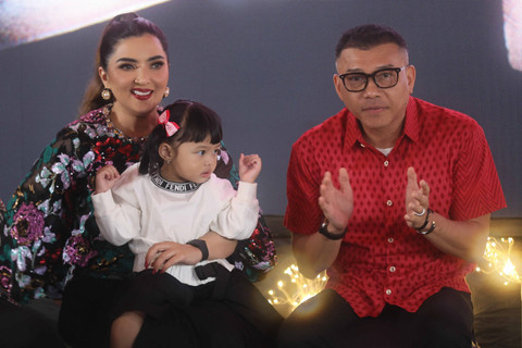 Musisi Anang Hermansyah bersama istri Ashanty, Aurel Hermansyah dan Atta Halilintar saat konferensi pers single berjudul Torang Indonesia di kawasan Kemang, Jakarta, Senin (12/8/2024). Foto: Agus Apriyanto