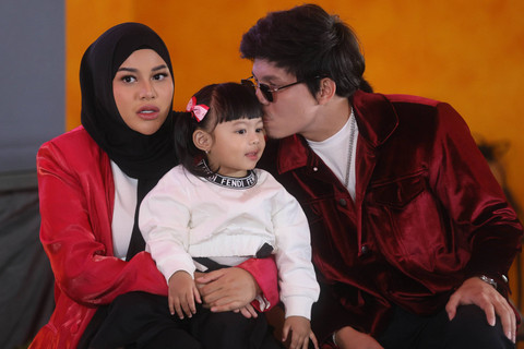 Aurel Hermansyah dan Atta Halilintar saat konferensi pers single berjudul Torang Indonesia di kawasan Kemang, Jakarta, Senin (12/8/2024). Foto: Agus Apriyanto