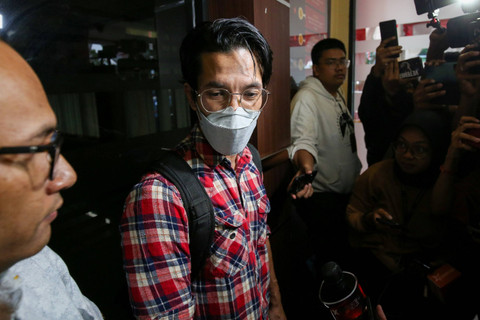 Artis Edward Akbar saat ditemui wartawan usai menjalani pemeriksaan terkait laporan penggelapan mobil di Polres Jakarta Selatan, Jakarta, Senin, (12/8/2024). Foto: Agus Apriyanto