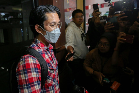 Artis Edward Akbar saat ditemui wartawan usai menjalani pemeriksaan terkait laporan penggelapan mobil di Polres Jakarta Selatan, Jakarta, Senin, (12/8/2024). Foto: Agus Apriyanto