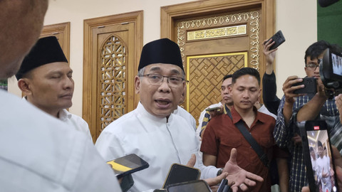 Ketua Umum PBNU, Yahya Cholil Staquf atau Gus Yahya bersama kiai lainnya menemui Rais Aam PBNU, KH Miftachul Ahyar di kediamannya di Pondok Pesantren Miftachussunnah, Surabaya, pada Selasa (13/8/2024). Foto: Farusma Okta Verdian/kumparan