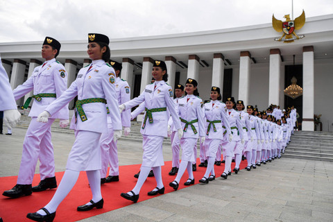 Anggota Paskibraka 2024 berbaris seusai dikukuhkan oleh Presiden Joko Widodo di Istana Negara, Ibu Kota Nusantara (IKN), Kalimantan Timur, Selasa (13/8/2024). Foto: Sigid Kurniawan/ANTARA FOTO 