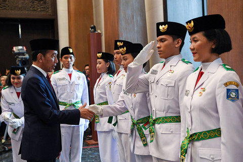 Presiden Joko Widodo (kedua kiri) menyalami anggota Paskibraka 2024 seusai upacara pengukuhan di Istana Negara, Ibu Kota Nusantara (IKN), Kalimantan Timur, Selasa (13/8/2024). Pengukuhan tak boleh berjilbab. Foto: Sigid Kurniawan/ANTARA FOTO 