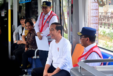 Presiden Joko Widodo didampingi Menhub Budi Karya Sumadi mencoba kereta otonom atau autonomous rail transit (ART) di Ibu Kota Nusantara (IKN), Kalimantan Timur, Selasa (13/8/2024). Foto: Kemenhub RI