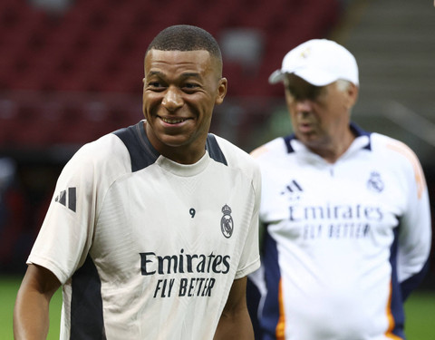 Pemain Real Madrid Kylian Mbappe bersama pelatih Carlo Ancelotti saat latihan di Stadion Nasional, Warsawa, Polandia, Selasa (13/8/2024). Foto: Kacper Pempel/Reuters
