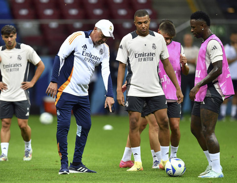 Pelatih Real Madrid Carlo Ancelotti, Vinicius Junior dan Kylian Mbappe saat latihan di Stadion Nasional, Warsawa, Polandia, Selasa (13/8/2024). Foto: Kacper Pempel/Reuters