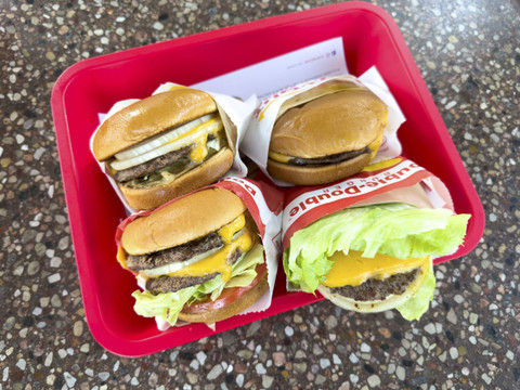 Ilustrasi menu double burger In-N-Out. Foto: ZikG/Shutterstock