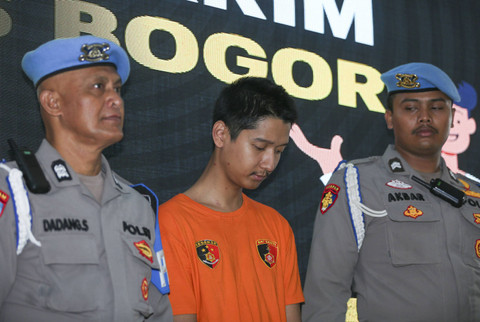 Suami dari Cut Intan Nabila, Armor Toreador saat dihadirkan konferensi pers terkait KDRT terhadap istrinya di Polres Kabupaten Bogor, Selasa, (14/8/2024). Foto: Agus Apriyanto