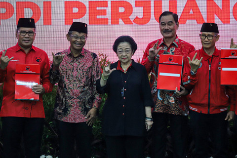 Ketum PDIP Megawati Soekarnoputri berpose bersama calon-calon kepala daerah usai menyerahkan SK rekomendasi kepada calon-calon kepala daerah di Aula DPP PDIP, Jakarta, Rabu (14/8/2024). Foto: Iqbal Firdaus/kumparan