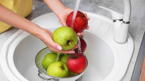 Ilustrasi Mencuci Buah-Buahan. Foto: Shutterstock