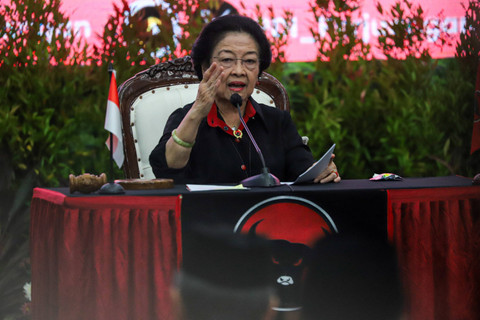 Ketum PDIP Megawati Soekarnoputri menyampaikan pidato politiknya saat penyerahkan SK rekomendasi kepada calon-calon kepala daerah di Aula DPP PDIP, Jakarta, Rabu (14/8/2024).  Foto: Iqbal Firdaus/kumparan