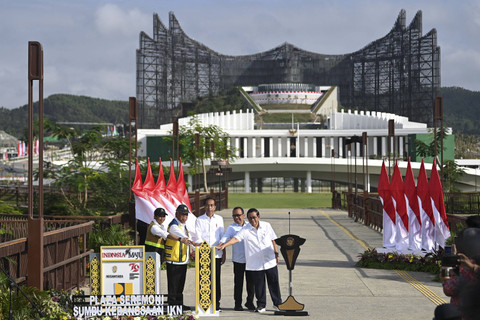Presiden Joko Widodo didampingi Plt Ketua OIKN Basuki Hadimuljono, Seskab Pramono Anung, Mensesneg Pratikno dan Plt Wakil Ketua OIKN Raja Juli Antoni meresmikan Plaza Seremoni Sumbu Kebangsaan di Ibu Kota Nusantara, Rabu (14/8/2024). Foto: Sigid Kurniawan/ANTARA FOTO 