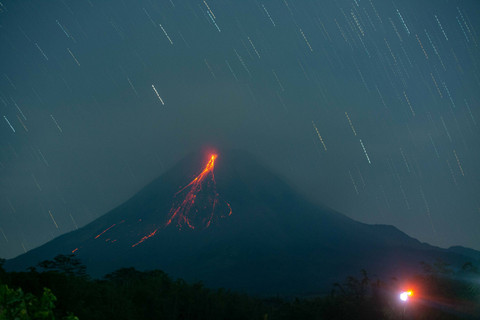 Guguran lava pijar Gunung Merapi terlihat dari Turi, Sleman, D.I Yogyakarta, Ranu (14/8/2024). Foto: Andreas Fitri Atmoko/Antara Foto