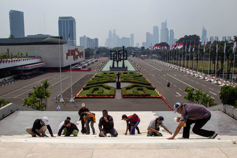 Pekerja membersihkan lantai saat geladi kotor sidang tahunan MPR dan pidato Kenegaraan Presiden di Kompleks Parlemen, Senayan, Jakarta, Rabu (14/8/2024). Foto: Dhemas Reviyanto/ANTARA FOTO