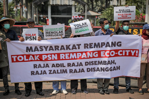 Aktivis lingkungan Walhi mendampingi warga Rempang, Kepulauan Riau, melakukan aksi unjuk rasa di depan kantor Kemenko Perekonomian, Jakarta, Rabu (14/8/2024). Foto: Jamal Ramadhan/kumparan