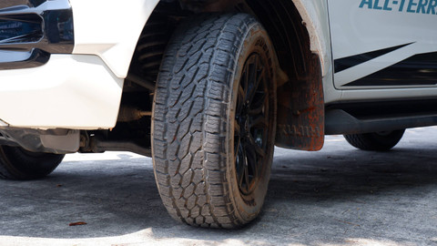 PT Bridgestone Tire Indonesia (BTI) luncurkan ban terbaru Bridgestone Dueler A/T002 untuk kendaraan SUV dan double cabin. Foto: Sena Pratama/kumparan