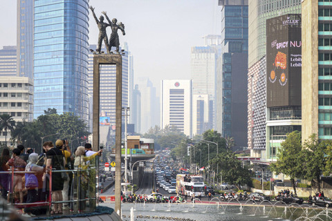 Sejumlah atlet asal Indonesia peserta Olimpiade Paris 2024 mengikuti pawai di kawasan Bundaran HI, Jakarta, Kamis (15/8/2025). Foto: Iqbal Firdaus/kumparan