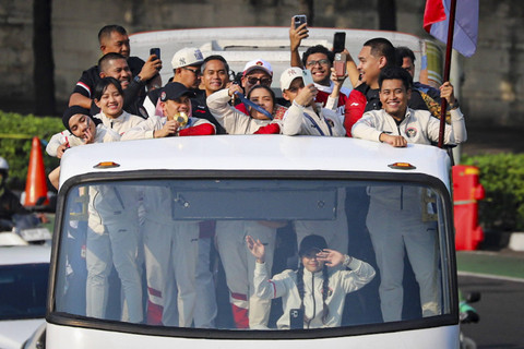 Sejumlah atlet asal Indonesia peserta Olimpiade Paris 2024 mengikuti pawai di kawasan Bundaran HI, Jakarta, Kamis (15/8/2025). Foto: Iqbal Firdaus/kumparan