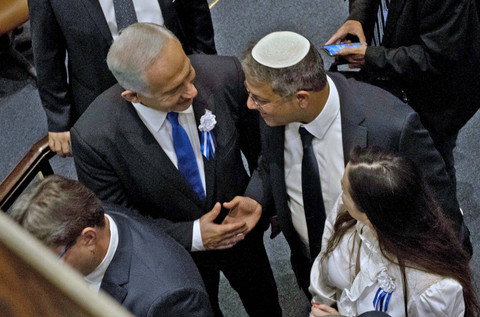 Netanyahu bersama Itamar Ben Gvir. Foto: Maya Alleruzzo / POOL / AFP