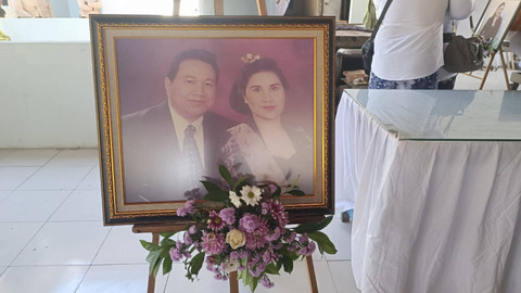 Suasana prosesi kremasi jenazah Mantan Bupati Kabupaten Jembrana Ida Bagus Ardana (84) dan istrinya, Sri Wulan Trisna (64) di Krematorium Kerta Semadi di Mumbul, Kamis (15/8/2024). Foto: Denita BR Matondang/kumparan