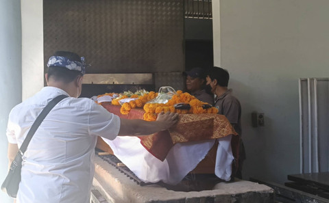 Suasana prosesi kremasi jenazah Mantan Bupati Kabupaten Jembrana Ida Bagus Ardana (84) dan istrinya, Sri Wulan Trisna (64) di Krematorium Kerta Semadi di Mumbul, Kamis (15/8/2024). Foto: Denita BR Matondang/kumparan