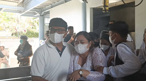 Suasana prosesi kremasi jenazah Mantan Bupati Kabupaten Jembrana Ida Bagus Ardana (84) dan istrinya, Sri Wulan Trisna (64) di Krematorium Kerta Semadi di Mumbul, Kamis (15/8/2024). Foto: Denita BR Matondang/kumparan