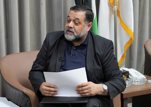 Pejabat politik Hamas Osama Hamdan berbicara dalam sebuah wawancara khusus dengan The Associated Press di Doha, Qatar, Selasa (13/8/2024).  Foto: Malak Harb/AP Photo