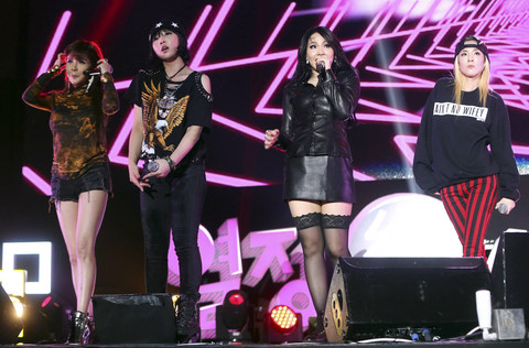 Grup pop Korea 2NE1 tampil di sebuah konser televisi di Seoul (24/9/2013). Foto: MOHD FYROL/AFP