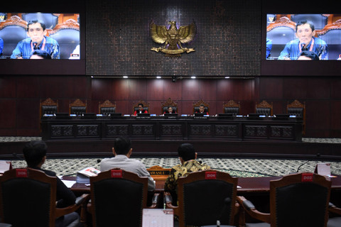 Ketua majelis hakim yang juga Ketua Mahkamah Konstitusi (MK) Suhartoyo (tengah) didampingi jajaran Hakim Konstitusi memimpin jalannya sidang lanjutan sengketa pemilu di Jakarta, Kamis (15/8/2024). Foto: Akbar Nugroho Gumay/ANTARA FOTO