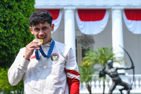 Atlet panjat tebing nomor speed putra Veddriq Leonardo berpose usai mengikuti acara penyerahan bonus kepada kontingen Indonesia yang berlaga di Olimpiade Paris 2024 di halaman Istana Negara, Jakarta, Kamis (15/8/2024). Foto: Muhammad Adimaja/ANTARA FOTO