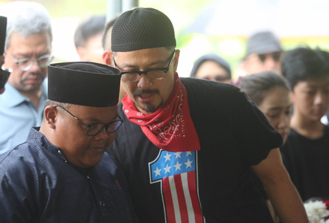 Artis Ferry Maryadi beserta keluarga saat mengantarkan jenazah ibunda di pemakaman TPU Jeruk Purut, Jakarta, Kamis, (15/8/2024). Foto: Agus Apriyanto